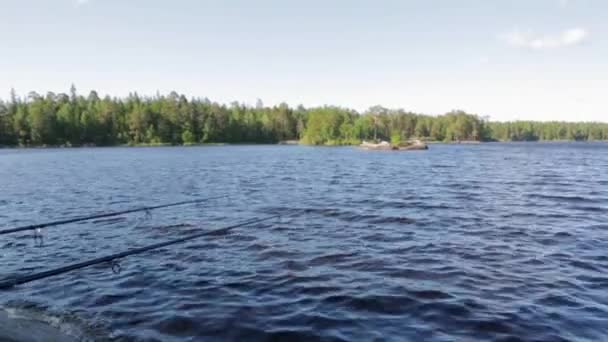 Закройте Вид Две Удочки Изолированные Водном Фоне Озера Концепция Рыбалки — стоковое видео