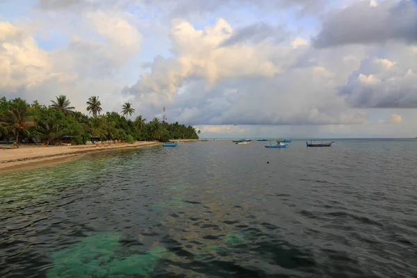 Vista Deslumbrante Sobre Oceano Índico Maldivas Alguns Barcos Água Azul — Fotografia de Stock