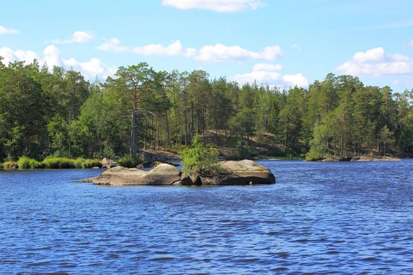 Fin Utsikt Över Klippiga Mitt Sjö Blå Sjön Vatten Och — Stockfoto