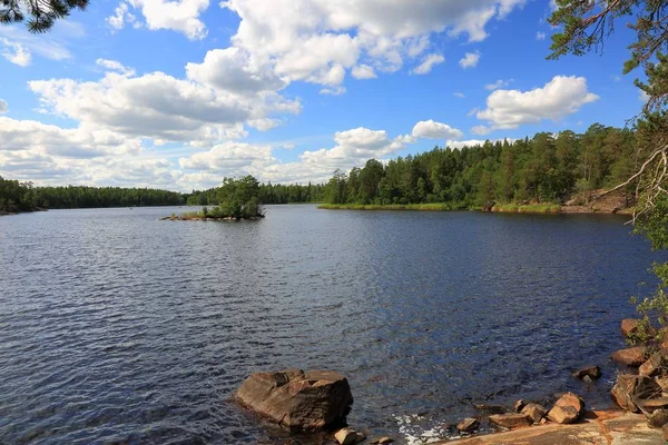 Vacker Utsikt Över Stor Sten Sjön Kusten Grå Vattenytan Motsats — Stockfoto