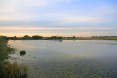 Muhteşem doğa manzaralı günbatımı üzerinde. Güzel doğa arka planları.