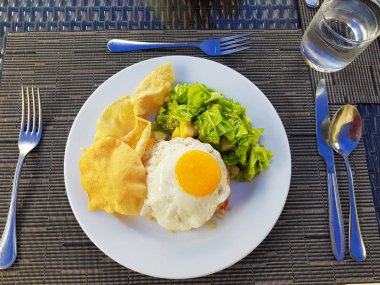 Sahilde izole hizmet tablo. Güzel beyaz kum zemin üzerine. Hint Okyanusu. Maldivler.