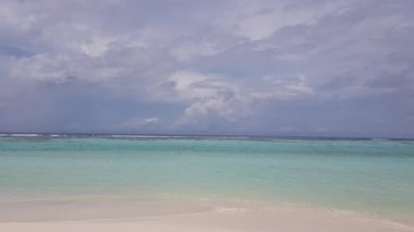 Hint Okyanusu, Maldivler muhteşem manzarası. Beyaz kum sahil hattı, Turkuaz okyanus su ve mavi gökyüzü beyaz bulutlar ile.