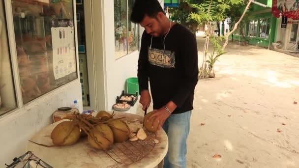Ein Junger Mann Macht Kokosnuss Frisch Vor Kunden Essen Und — Stockvideo