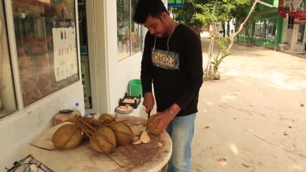 Jeune Homme Qui Fait Noix Coco Fraîche Devant Client Maldives — Video