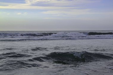 Pasifik Okyanusu muhteşem mavi su gökyüzü arka plan üzerinde. Güzel doğa manzara arka planları.