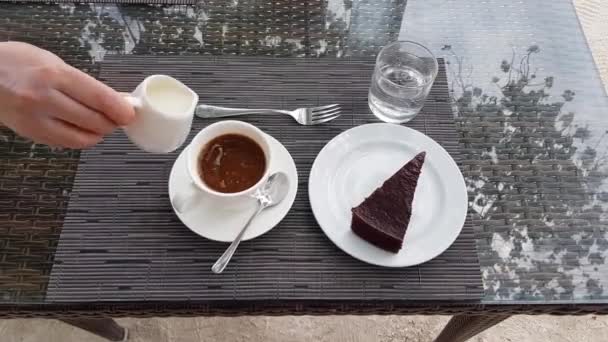 Καφέ Κέικ Και Νερό Σερβίρονται Στο Τραπέζι Γυναικείο Χέρι Ρίχνει — Αρχείο Βίντεο