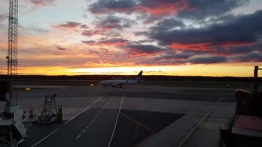 Büyük uçak sırasında Sundown günbatımı kalkıyor. Güzel arka planlar. İsveç. Stockholm - Orlando. 09.24.2018.