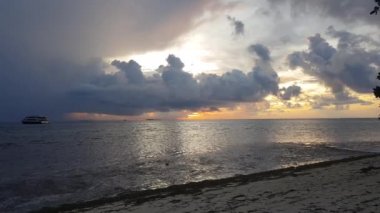 Hint Okyanusu, Maldivler üzerinde muhteşem gün batımı. Turkuaz su, beyaz kum plaj ve manzarası ile beyaz bulutlar. Güzel doğa ben gerçek zamanlı arka planlar.