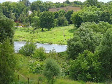 Güzel doğa manzara üzerinde görüntüleyin. Koyu Mavi Göl su, yeşil orman ve mavi gökyüzü ile beyaz bulutlar. İsveç. Europe. 