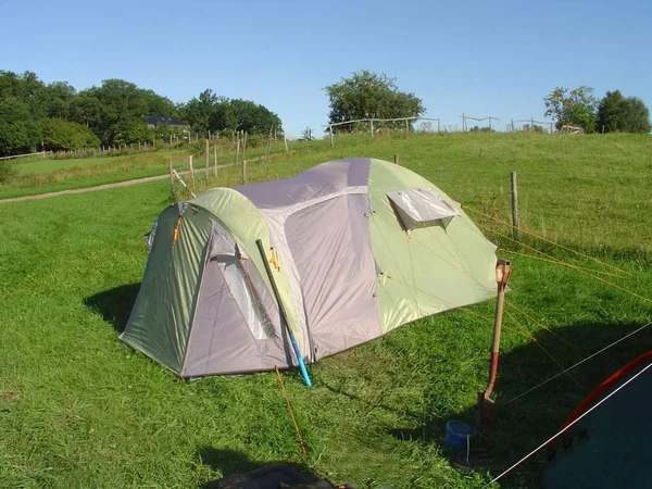 Close Van Tent Geïsoleerd Groene Veld Achtergrond Schitterende Achtergronden Toerisme — Stockfoto
