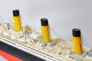 Titanic el yapımı modeli. Beyaz arka plan üzerinde izole Titanic'in güzel el yapımı model.
