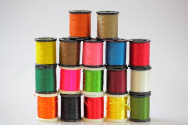 Renkli biriktiricileri izole iş parçacığı closeup görünümünün. Hobi arka planlar. Dikiş malzemeleri kavramı.