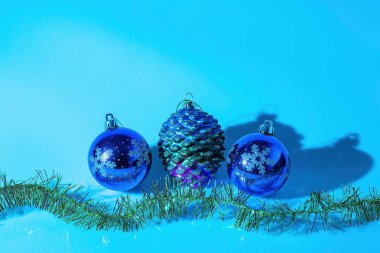 Noel dekorasyon izole mavi closeup görünümü. Güzel Noel arka planlar.