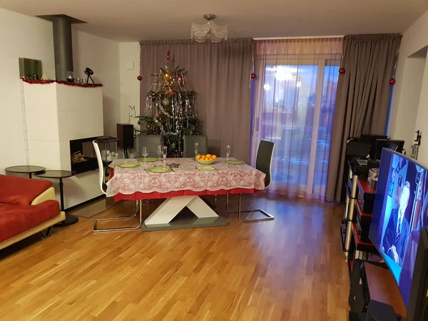 Vista Quarto Com Decoração Natal Mesa Servida Belas Origens Natal — Fotografia de Stock