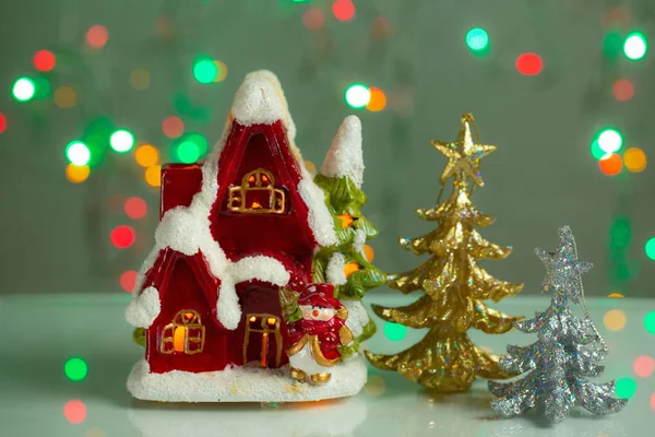 Decoratieve Schattige Rode Huis Met Goud Zilver Kerstbomen Groene Fonkelende — Stockfoto