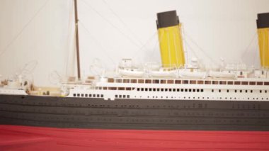 Titanic el yapımı modeli. Beyaz arka plan üzerinde izole Titanic'in güzel el yapımı model.
