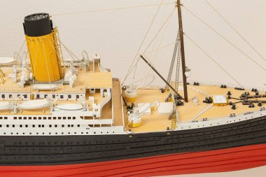 Titanic el yapımı modeli. Beyaz arka plan üzerinde izole Titanic'in güzel el yapımı model.