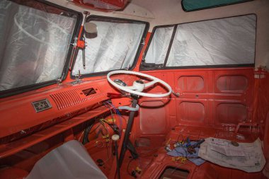 Araba tamir kutusunda antika araç görünümünü kapatın. Araba servisi / tazminat / teknoloji kavramı. Taşıma arka planlar.