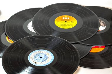 Siyah vinil disk izole görünümü kapatın. Güzel arka planlar. Müzik konsepti. 11.11.2018. Uppsala. İsveç.