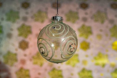 Güzel cam kase renkli arka plan üzerinde görünümü kapatın. Noel dekorasyonu. Kartpostal. Güzel arka planlar.