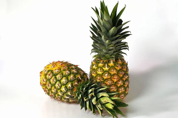 Close Van Twee Kleurrijke Ananas Geïsoleerd Voedsel Concept Gezond Eten — Stockfoto