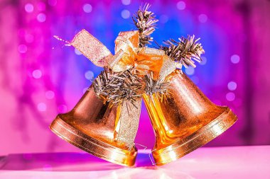 Görünümü kadar eski iki altın çan parlak mavi zemin üzerine kapatın. Yılbaşı / yeni yıl güzel arka planlar.