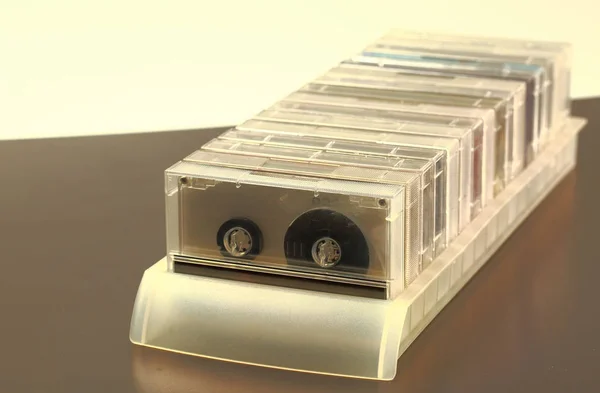 在背景上隔离的旧录音带的视图 — 图库照片