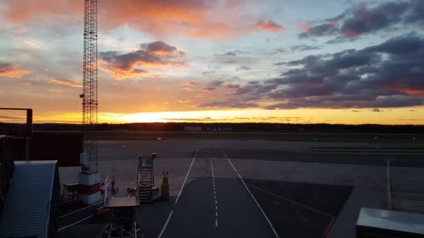 Grote Vliegtuigen Opstijgen Tijdens Zonsondergang Zonsondergang Mooie Achtergronden — Stockvideo