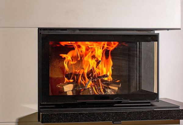 Закрыть вид на красивый вид горящей древесины в камине
