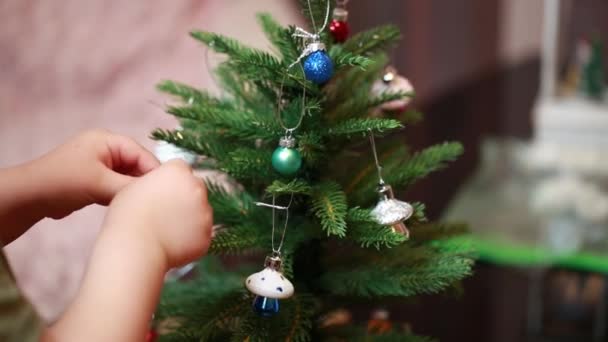 Kind Schmückt Spielzeug Weihnachtsbaum Weihnachtskonzept Weihnachtlicher Hintergrund — Stockvideo