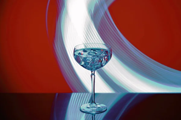 Hermosa Vista Bebida Alcohólica Con Cubitos Hielo Cristal Sobre Fondo — Foto de Stock