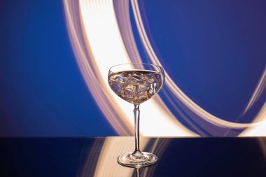 Alkol içki kristal cam buz küpleri ile güzel manzara renkli arka plan üzerinde. 