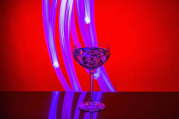 カラフルな背景にアルコール飲料氷とクリスタル ガラスの美しい景色 — ストック写真
