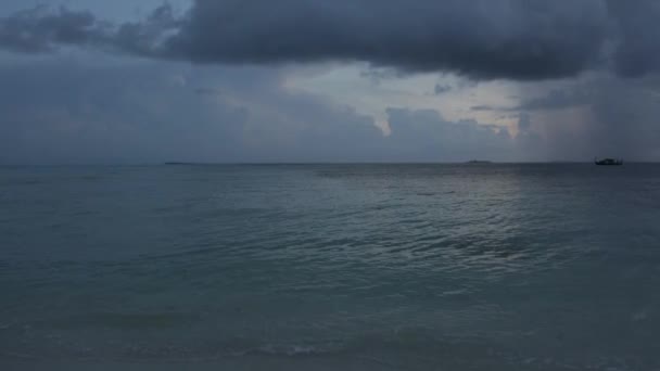 Bellissimo Tramonto Sulla Spiaggia Sfondi Meravigliosi Acqua Blu Sabbia Bianca — Video Stock
