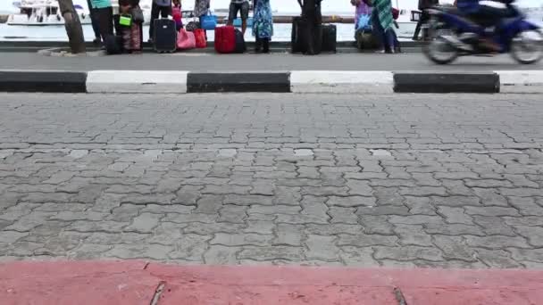 Tráfico Ocupado Carretera Ciudad Male Maldivas Coches Bicicletas Motocicletas Gente — Vídeos de Stock
