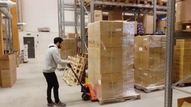 Çatal kaldırma kamyonu ambar/mağaza kartonları hareketli çalışan bir adam. Industrial.Transportation kavramı. 01.09.2019. Enkoping. İsveç.