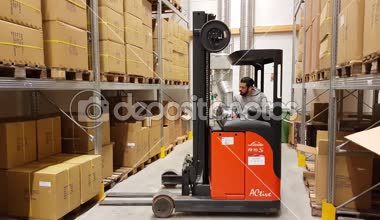 Çatal kaldırma kamyonu ambar/mağaza kartonları hareketli çalışan bir adam. Industrial.Transportation kavramı. 01.09.2019. Enkoping. İsveç.