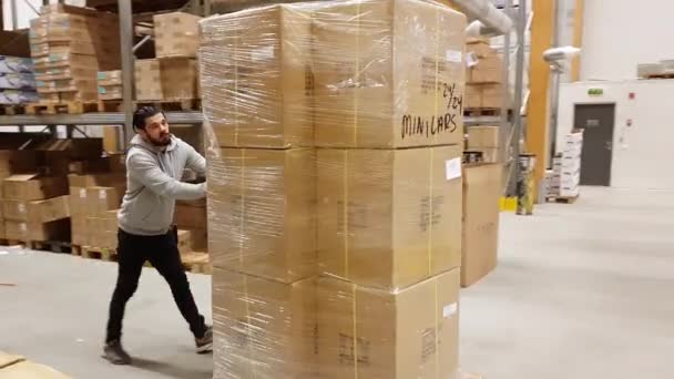 Een Werkende Man Verplaatsen Van Dozen Met Vorkheftruck Magazijn Winkel — Stockvideo