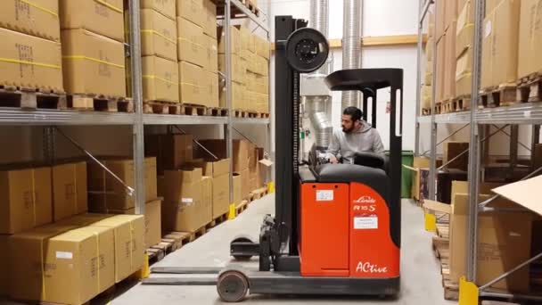 Trabajador Moviendo Cartones Con Carretilla Elevadora Almacén Tienda Concepto Transporte — Vídeo de stock