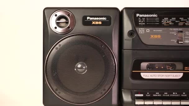 Widok Stary Audio Tape Recorder Białym Tle Tle Piękne Tło — Wideo stockowe