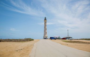 California Deniz Feneri mavi gökyüzü arka plan, Aruba kıyı şeridi üzerinde. Güzel manzara arka plan.
