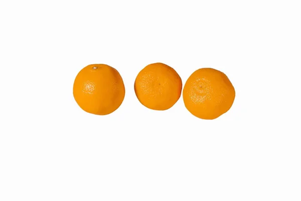 Vista Ravvicinata Una Serie Mandarini Freschi Colorati Isolati Sfondo Bianco — Foto Stock