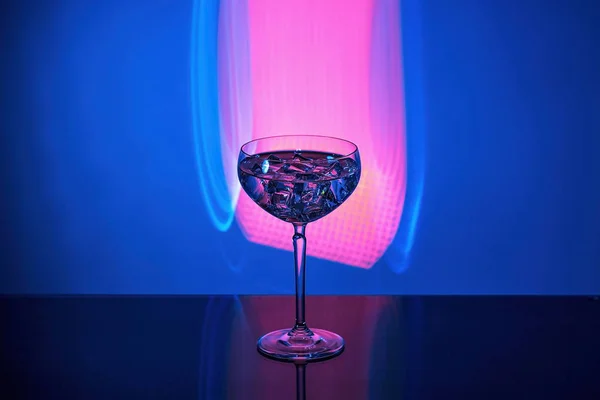 Hermosa Vista Bebida Alcohólica Con Cubitos Hielo Cristal Sobre Fondo — Foto de Stock