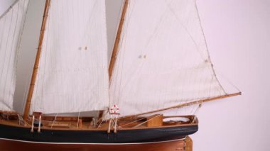 El yapımı modeli. Beyaz arka plan üzerinde izole güzel el yapımı model Amerika New York 1851. 