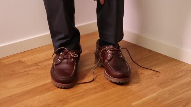 Человек Черных Брюках Надевает Завязывает Темно Коричневые Туфли Происхождение Людей — стоковое видео