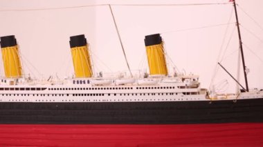 Titanic el yapımı modeli. Beyaz arka plan üzerinde izole Titanic'in güzel el yapımı model.