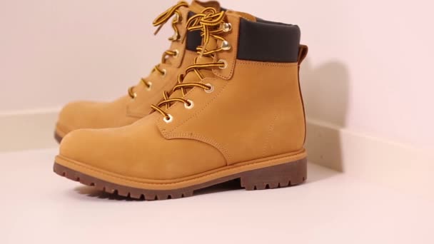 Filme Curto Mostrando Vista Perto Sapatos Amarelos Isolados Sapatos Bonitos — Vídeo de Stock