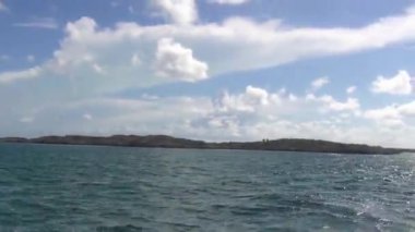 Atlantik Okyanusu, Bahamalar hız tekne yolculuğu sırasında küçük adalarda görüntüleyin. Muhteşem doğa arka planları.