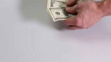 Para demet kontrol bir erkek gösterilen bir kısa film. Dolarlık banknot. Finans arka planlar.